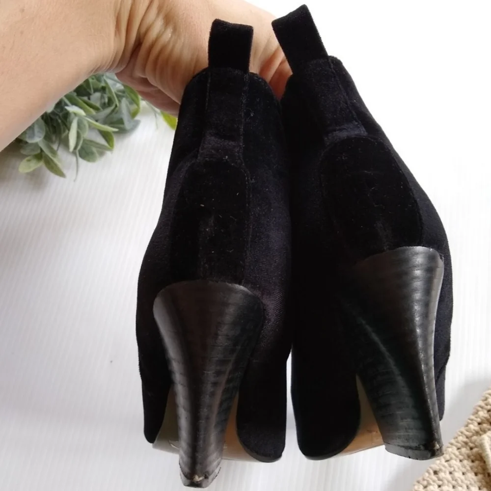 REPORT women's black velvet pull-on pointed toe ankle booties size 6